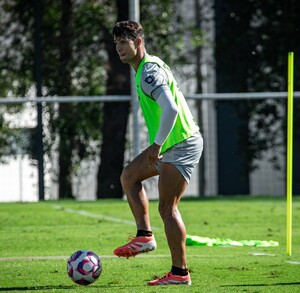 Durante la práctica dirigida por el entrenador Torrent en el Barrial se pudo ver que el jugador mexicano se lesionó en la práctica de los regios.