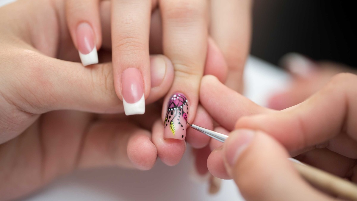 Aplicación de uñas acrílicas