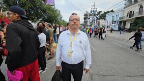 El feligrés de 54 años agradece a la Virgen por su salud y por la memoria de su hijo fallecido. Crédito: Álvaro Virgen / Telediario Guadalajara