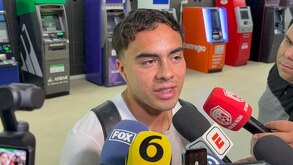 El futbolista seleccionado nacional regresó a Monterrey tras la eliminación de México en la Copa del Mundo en Chile.