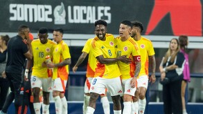 James Rodríguez se acercó al árbitro para reclamarle la actitud de los jugadores mexicanos luego de un posible penalti a favor del tri.