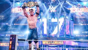 John Cena levantando el campeonato mundial de WWE en Wrestlemania 41.