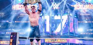 John Cena levantando el campeonato mundial de WWE en Wrestlemania 41.