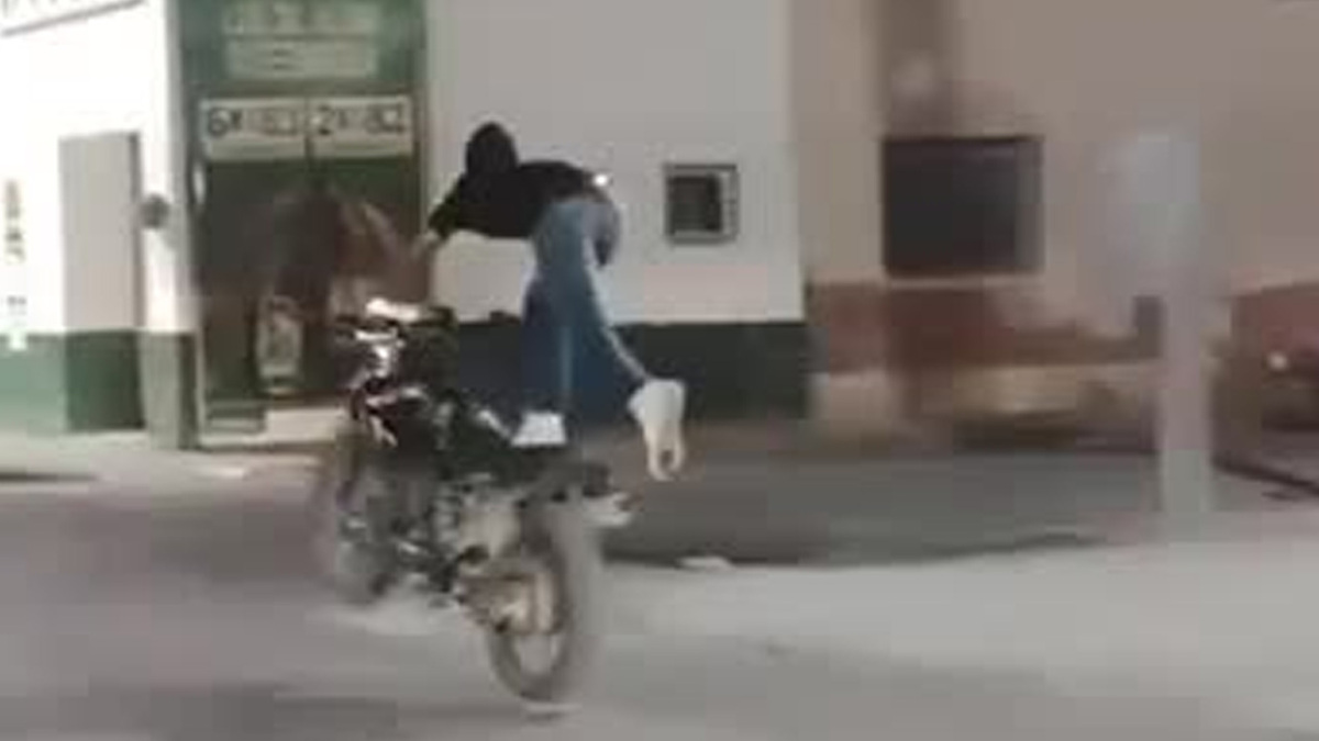 Usuarios de redes sociales criticaron la irresponsabilidad del joven, el cual puedo convertirse en víctima de un accidente.