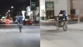 Un video que muestra a un joven realizando acrobacias peligrosas a bordo de su motocicleta en una de las avenidas más transitadas de San Pedro