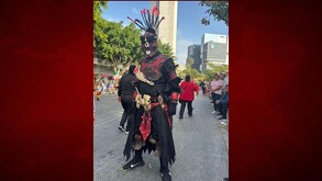 Juan Pablo Santos Ruiz, con su personaje “Muerte Rojo”, participa en la Romería 2025 protegiendo la danza y manteniendo viva la tradición. Crédito: Miguel Gonza