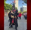 Juan Pablo Santos Ruiz, con su personaje “Muerte Rojo”, participa en la Romería 2025 protegiendo la danza y manteniendo viva la tradición. Crédito: Miguel Gonza