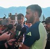 Santiago Giménez respondiendo preguntas en la concentración de México en Guadalajara.