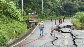 una carretera dañada por deslaver
