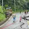 una carretera dañada por deslaver