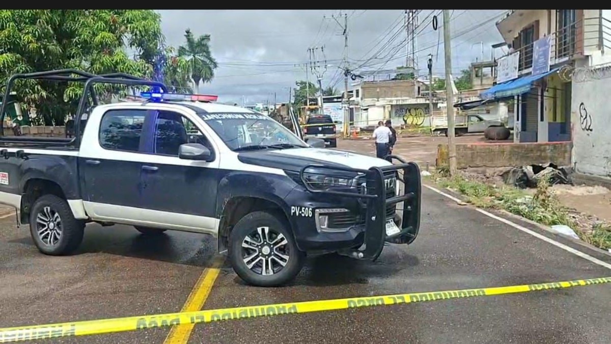 Vehículo tipo SUV arrastrado por la corriente en la colonia La Floresta, donde se encontró a un hombre fallecido. Crédito: Alan Castellanos