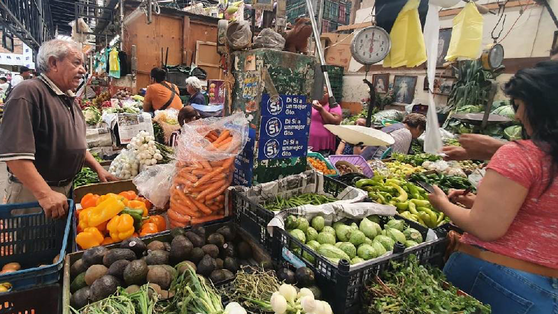Algunos productos de la canasta básica se han encarecido las últimas semanas, por lo que los mexicanos buscan encontrar los mejores precios.