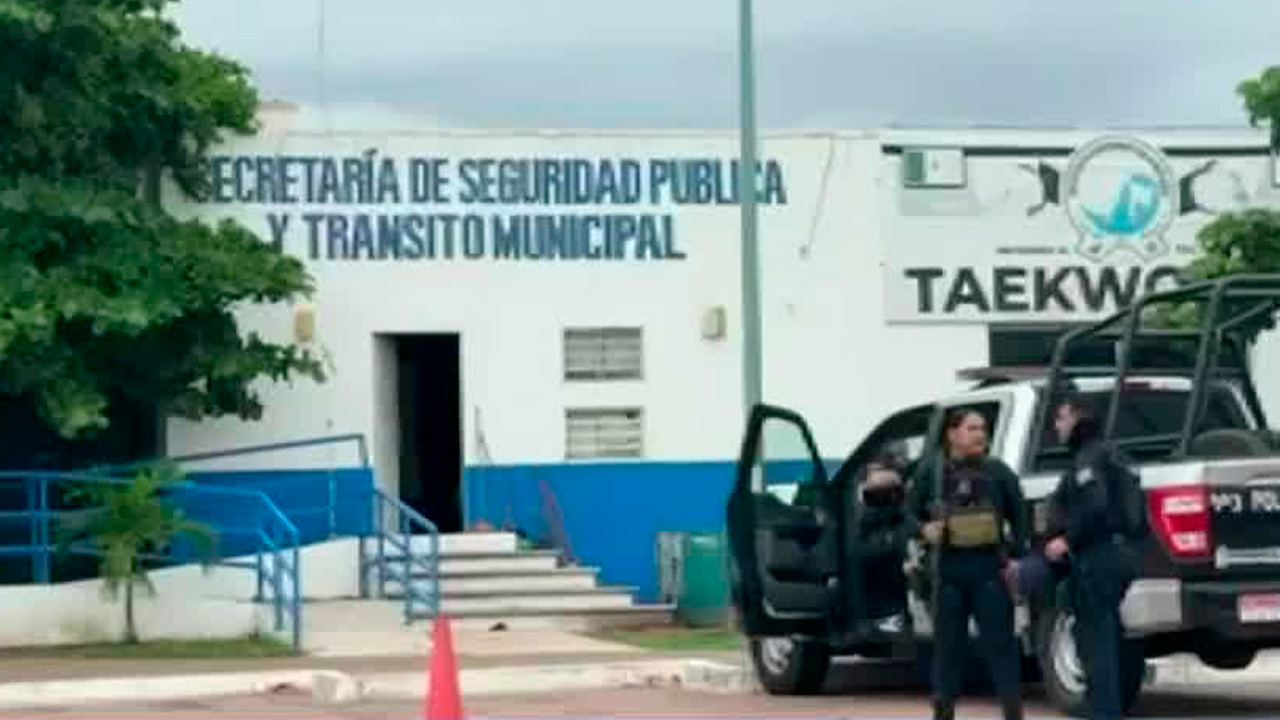 Un agente de la Policía Municipal resultó lesionado por esquirlas tras un ataque armado en la caseta de Valle Alto, Culiacán.