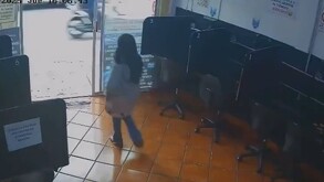 Kimberly Hilary fe vinculada con videos de cámara de seguridad donde se ve a una joven caminar con maletas en la misa entidad