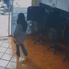 Kimberly Hilary fe vinculada con videos de cámara de seguridad donde se ve a una joven caminar con maletas en la misa entidad Kimberly Hilary fe vinculada con videos de cámara de seguridad donde se ve a una joven caminar con maletas en la misa entidad