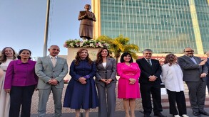 Develan estatua de Irene Robledo y óleo de Ricardo Villanueva, reconociendo su legado en educación y trabajo social.