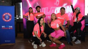 hombres y mujeres posando para una fotografía en un restaurante