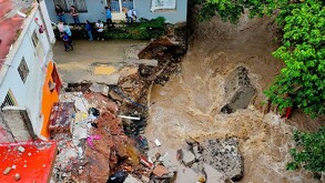 Autoridades de los tres niveles atienden en Jalcocotán, San Blas, el derrumbe de una vivienda y el colapso de un puente tras la crecida del arroyo.