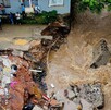 Autoridades de los tres niveles atienden en Jalcocotán, San Blas, el derrumbe de una vivienda y el colapso de un puente tras la crecida del arroyo.