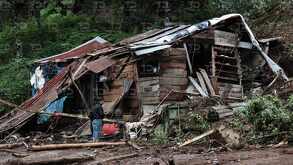 una casa en escombros tras un deslave en huauchinango