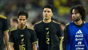 Diego Laínez, Jorge Sánchez y el 'Chino' Huerta con cara triste tras la goleada ante Colombia en el partido amistoso de Fecha FIFA.