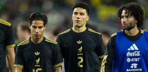 Diego Laínez, Jorge Sánchez y el 'Chino' Huerta con cara triste tras la goleada ante Colombia en el partido amistoso de Fecha FIFA.