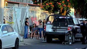 Una mujer halló sin vida a su hijo y a una joven desconocida en su casa en la colonia El Manantial de Guadalajara; ambos presentaban disparos en la cabeza.