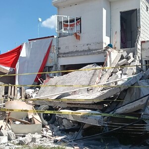 Una fuerte explosión registrada la tarde de este lunes en el fraccionamiento Fuentes de Balvanera, en Apaseo el Grande,, provocó la pérdida total de vivienda. Una fuerte explosión registrada la tarde de este lunes en el fraccionamiento Fuentes de Balvanera, en Apaseo el Grande,, provocó la pérdida total de vivienda.