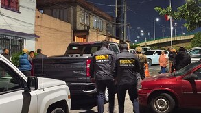 Elementos de la Fiscalía Edomex catean casa de Gabriel 'N', hombre detenido por la desaparición de Kimberly Hilary Moya, en Naucalpan.