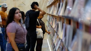 Regios disfrutan de varios títulos disponibles en la FIL Monterrey 2025.