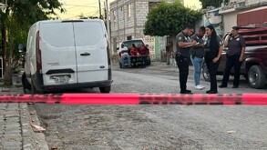 La Fiscalía investiga la muerte de Karen Acuña bajo protocolo de feminicidio; su pareja se encuentra hospitalizada y bajo custodia.