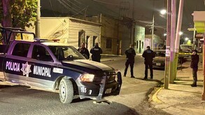 La víctima quedó tendida sobre la carpeta asfáltica, donde paramédicos de Protección Civil confirmaron su fallecimiento.