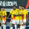 James Rodríguez se acercó al árbitro para reclamarle la actitud de los jugadores mexicanos luego de un posible penalti a favor del tri. James Rodríguez se acercó al árbitro para reclamarle la actitud de los jugadores mexicanos luego de un posible penalti a favor del tri.