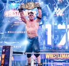 John Cena levantando el campeonato mundial de WWE en Wrestlemania 41.