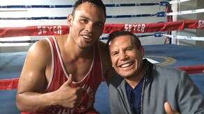 Julio César Chávez informó sobre cómo está ayudando a su hijo a mantener la mente ocupada con el boxeo, incluyendo un combate programado para diciembre.