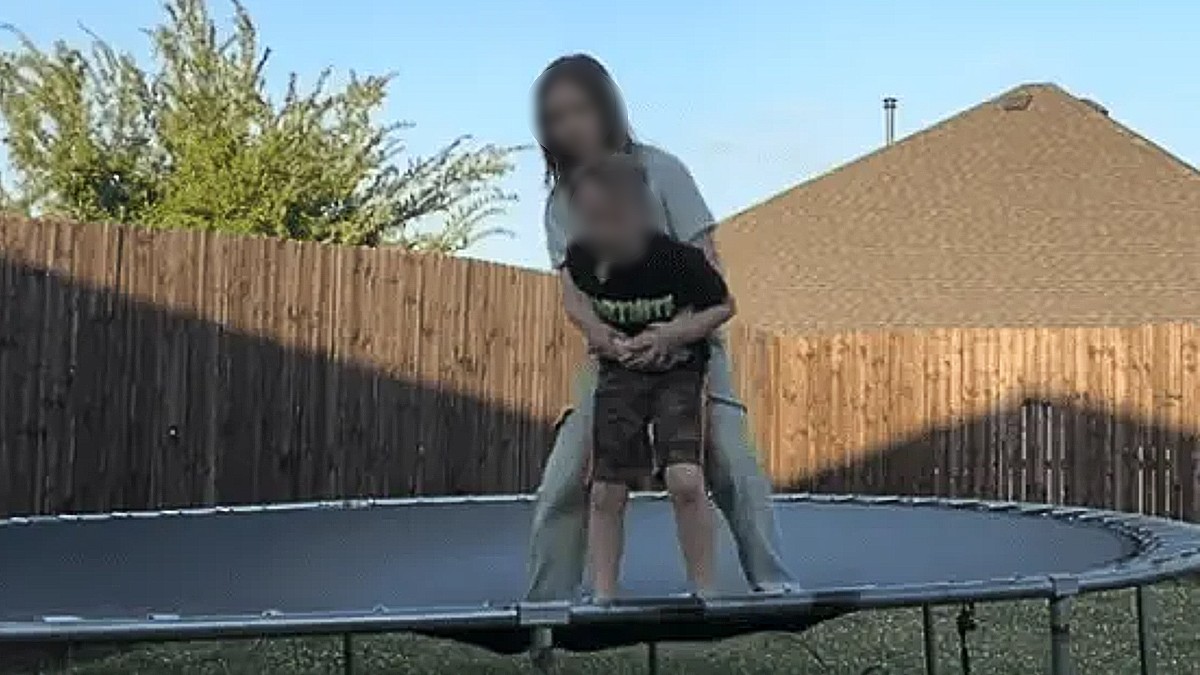 Una niña de 10 años en EU salvó a su hermano de 7 de morir asfixiado, aplicando maniobra aprendida gracias a su madre policía en Texas. Una niña de 10 años en EU salvó a su hermano de 7 de morir asfixiado, aplicando maniobra aprendida gracias a su madre policía en Texas.