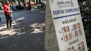 El peso mexicano diariamente tiene variaciones en su precio frente al dólar.