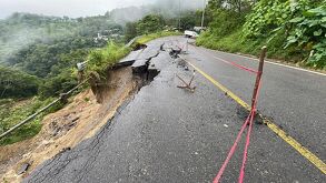 El gobernador Alejandro Armenta Mier informó la lista de 13 fallecidos y 4 desaparecidos tras las lluvias en 17 municipios de la Sierra Norte de Puebla.