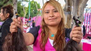 Mujer con cabello donado para el Trenzatón en Edomex