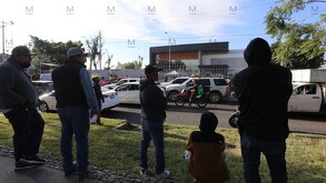 Este martes, más de 100 productores de maíz de distintos municipios del estado de Guanajuato se manifestaron afuera de las instalaciones del SAT León.