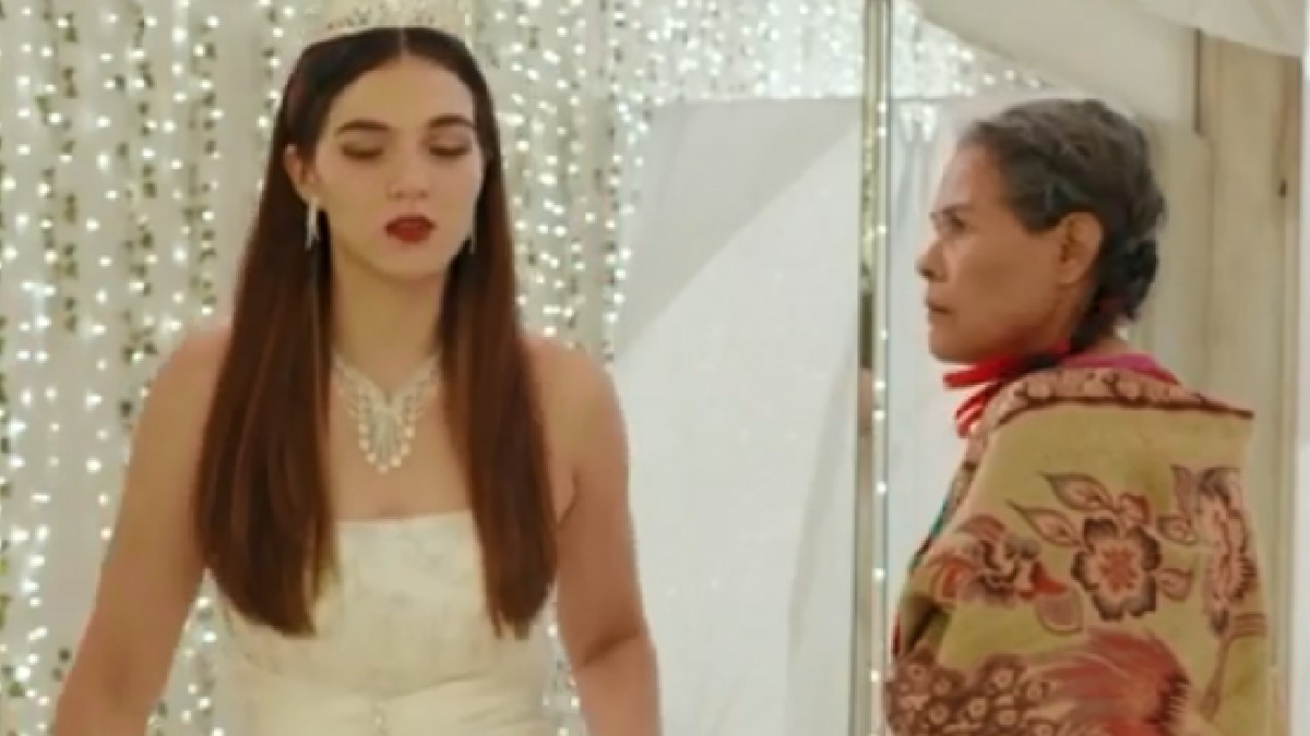En Cuando los ángeles cae, una madre sufre por el desprecio de su hija, al enterarse que tiene raíces indígenas. En Cuando los ángeles cae, una madre sufre por el desprecio de su hija, al enterarse que tiene raíces indígenas.