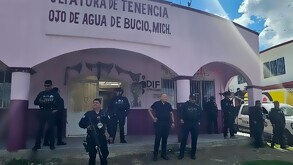 Un grupo armado atacó la presidencia municipal de Zinapécuaro en Michoacán, dejando daños materiales, una mujer lesionada y sin detenidos.