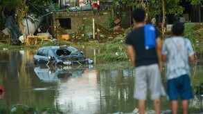 Menores observando los estragos de las inundaciones por fuertes lluvias en Veracruz