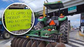 Un tractor impide el paso a la caseta de cobro en Tehuacán, Puebla, durante protesta.