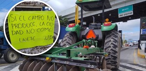Un tractor impide el paso a la caseta de cobro en Tehuacán, Puebla, durante protesta. Un tractor impide el paso a la caseta de cobro en Tehuacán, Puebla, durante protesta.
