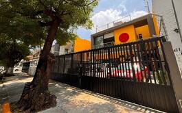 Casa Darinka en calles de Guadalajara, con portón negro por fuera