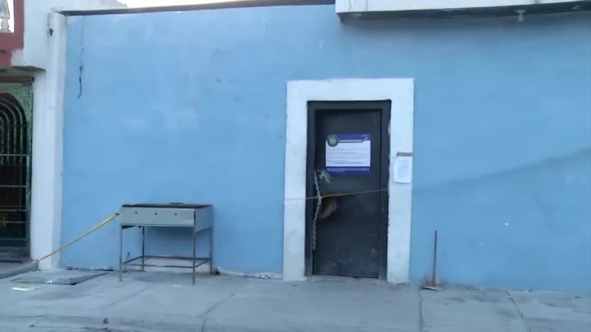 Autoridades catearon dos viviendas en la colonia Arboledas de San Roque, Juárez, donde aseguraron armas largas, mariguana, cristal, dinero y chalecos tácticos.