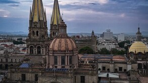 Catedral de Guadalajara vista por arriba con cielo nublado
