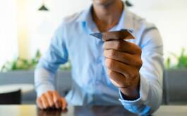 Banco Azteca cuenta con una red de 2 mil 631 cajeros automáticos, en los cuales se pueden realizar retiros de efectivo con tarjetas de distintos bancos