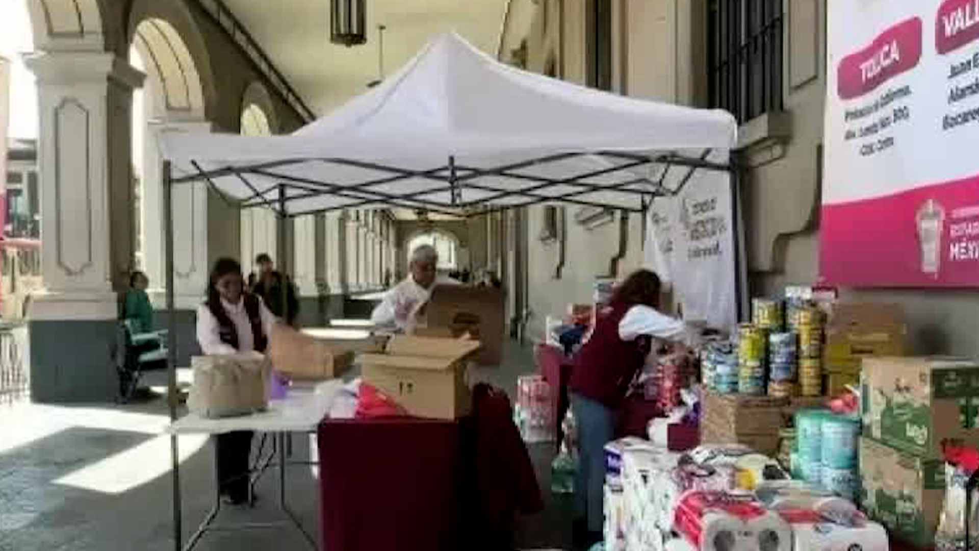 A través de diversos tráileres, la Cruz Roja envía desde el Centro Nacional de Capacitación en Toluca, Estado de México.